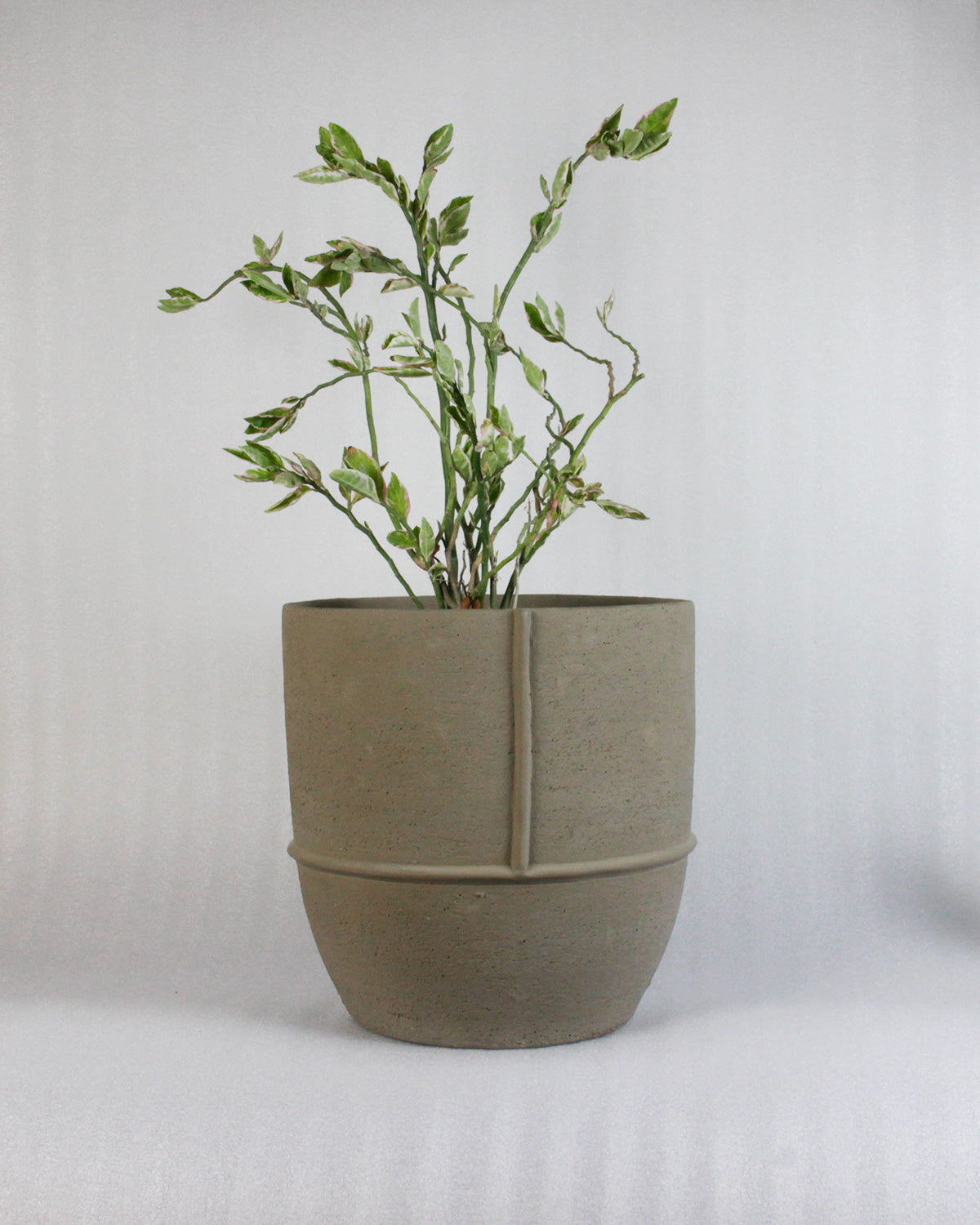 Gray Bisque planter with line design